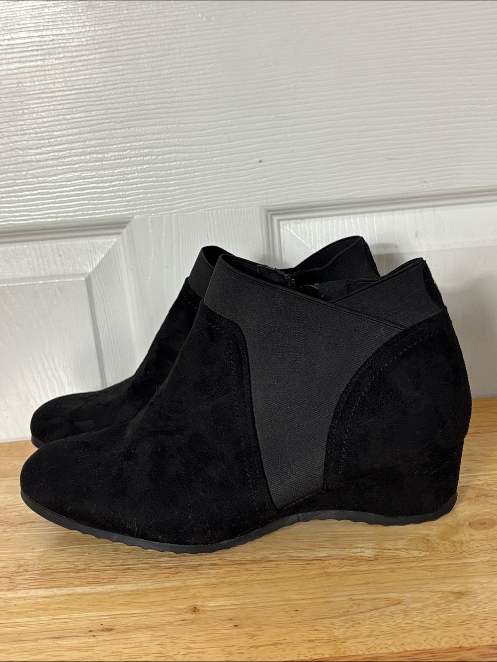 Cloudwalkers by Avenue Black Sueded Wedge Booties Chelsea size 11 Wide Width